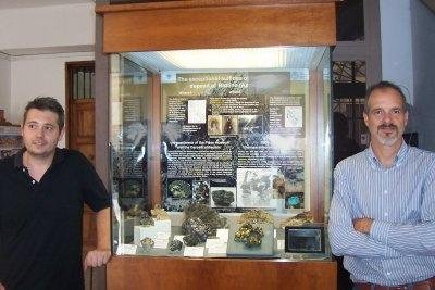 Ottobre 2011: Cristian Biagioni e Andrea Dini hanno appena finito l'allestimento dell'esposizione nell'atrio del dipartimento